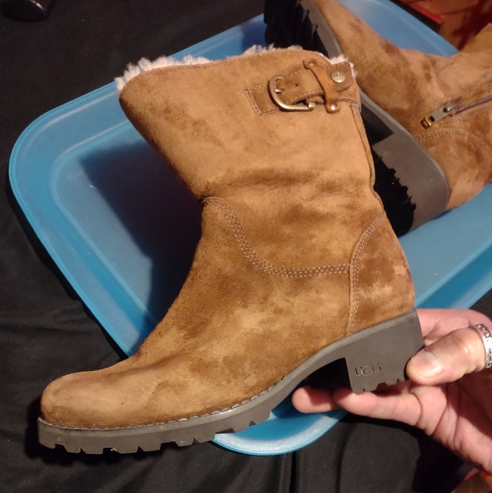 1 pair of women's Uggs Sz. 5.5